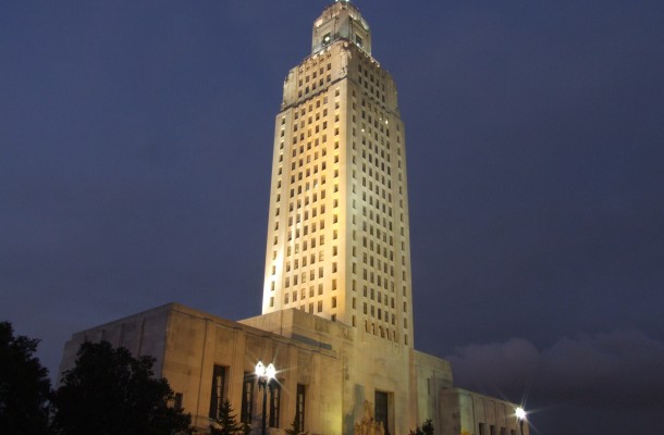 Louisiana_State_Capitol_at_night