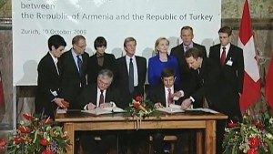 Nalbandian and Davutoglu signing the protocols in Zurich