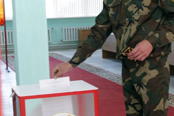 epa05526960 A Belarusian soldier casts his ballot at a polling station during early parliamentary voting in Minsk, Belarus, 06 September 2016. The parliamentary elections in Belarus is held on 11 September 2016.  EPA/TATYANA ZENKOVICH