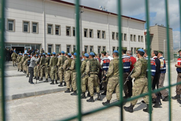 epa05980952 Arrested soldiers who paticipated in an attempted coup d'etat on 15 July 2016 in Turkey, are accompanied by Turkish soldiers as they arrive at the court inside of the Sincan Prison before trial in Ankara, Turkey, 22 May 2017. Three hundred-thirty coup-plotting soldiers go on trial on 22 May for the attempted coup.  EPA/STR