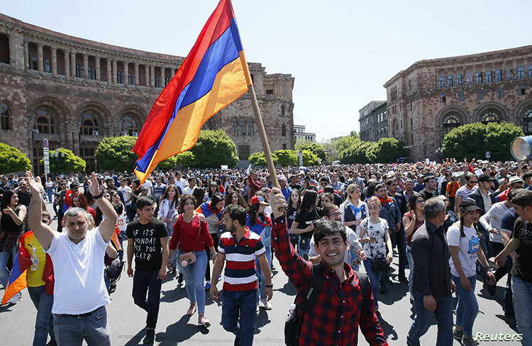 Armenian opposition supporters walk on the street after protest movement leader Nikol Pashinyan announced a nationwide campaign of civil disobedience in Yerevan, Armenia May 2, 2018. REUTERS/Gleb Garanich - UP1EE520OPFSL