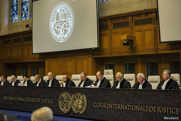 Judge Peter Tomka, President of the International Court of Justice (ICJ) (4th R), presides over the court case verdict regarding a maritime dispute between Chile and Peru at the ICJ in the Hague January 27, 2014. REUTERS/Michael Kooren (NETHERLANDS - Tags: POLITICS MARITIME) - RTX17WXX