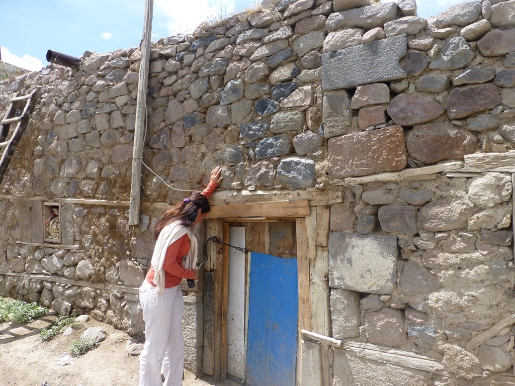 At entrance of Babi Hovakim Kotcholosian's home, in Dzitogh, Erzerum.