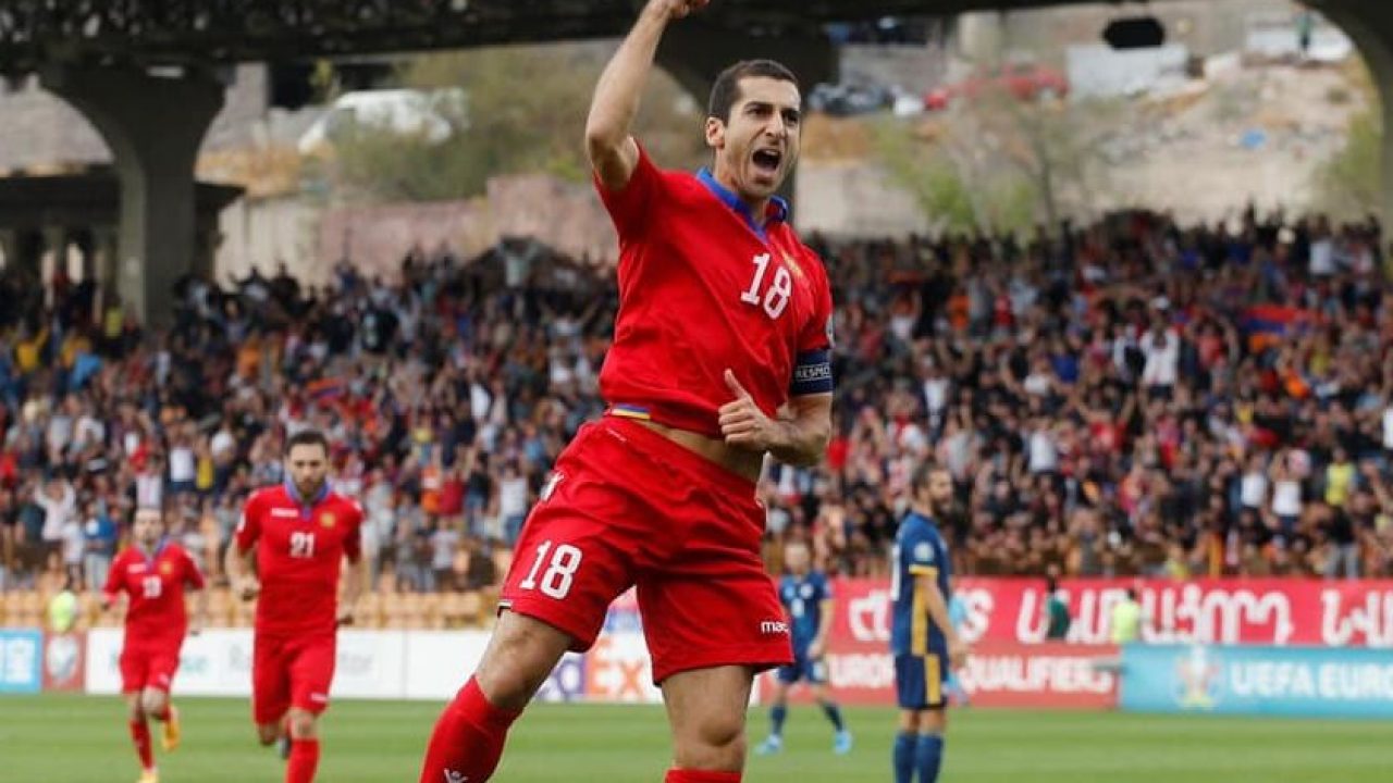 Henrikh Mkhitaryan Collects His 'Player of the Year' Award –