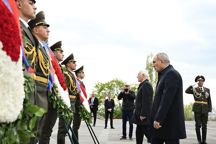 Prime Minister Pashinyan Pays Tribute to Armenian Genocide Victims at Tsitsernakaberd